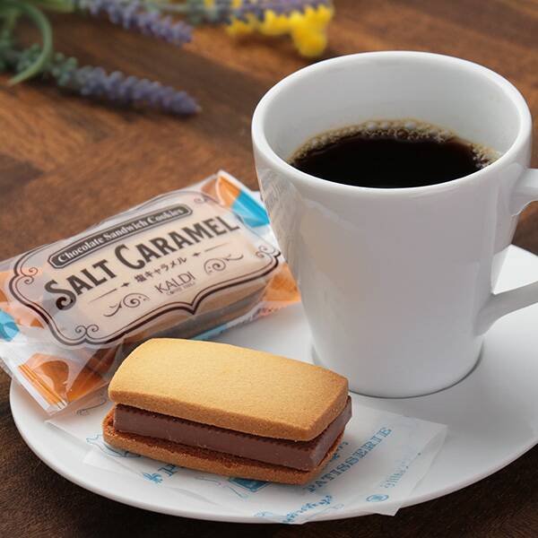 チョコレートサンドクッキー　塩キャラメル　1p【賞味期限：2026/3/31】