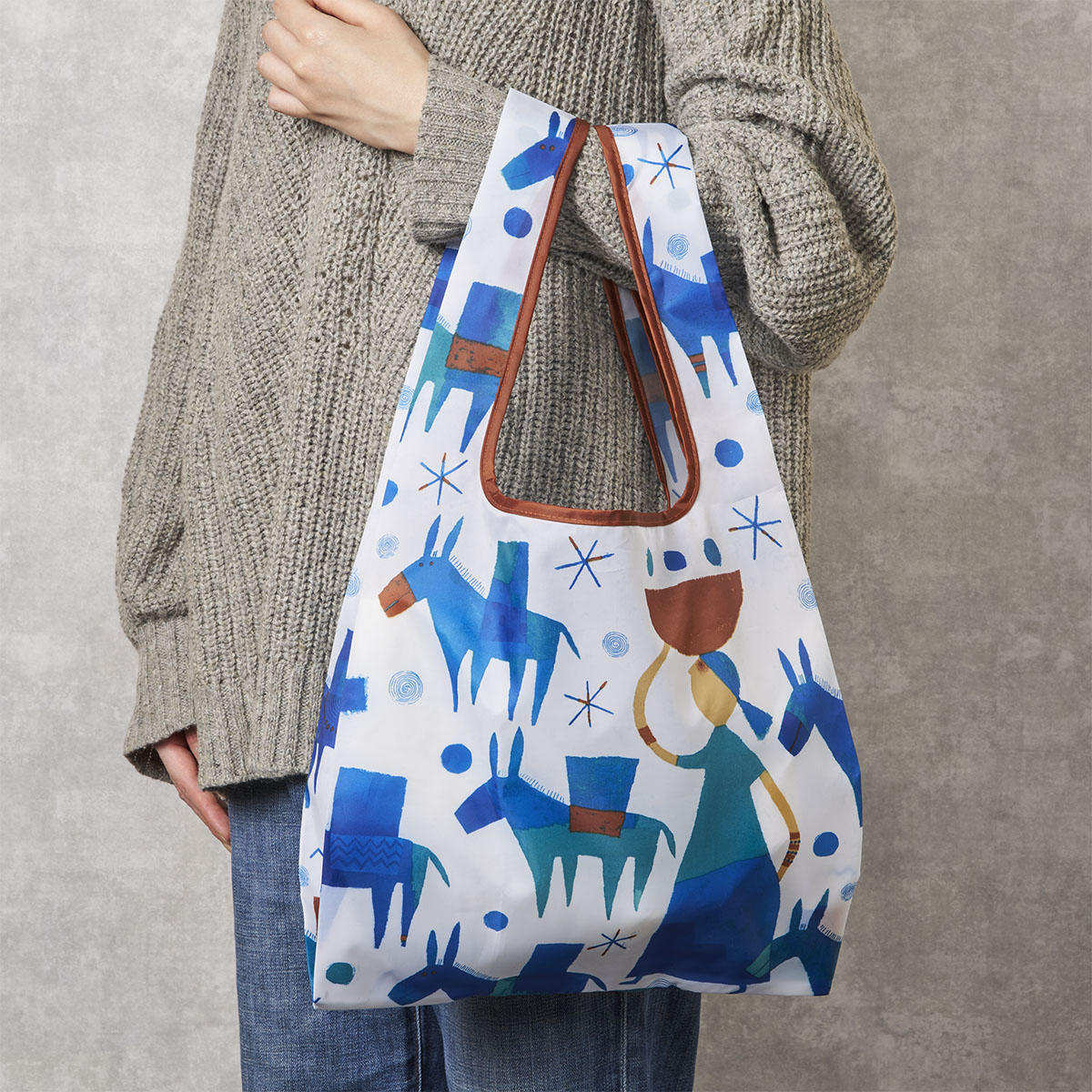 エコバッグブルー人物