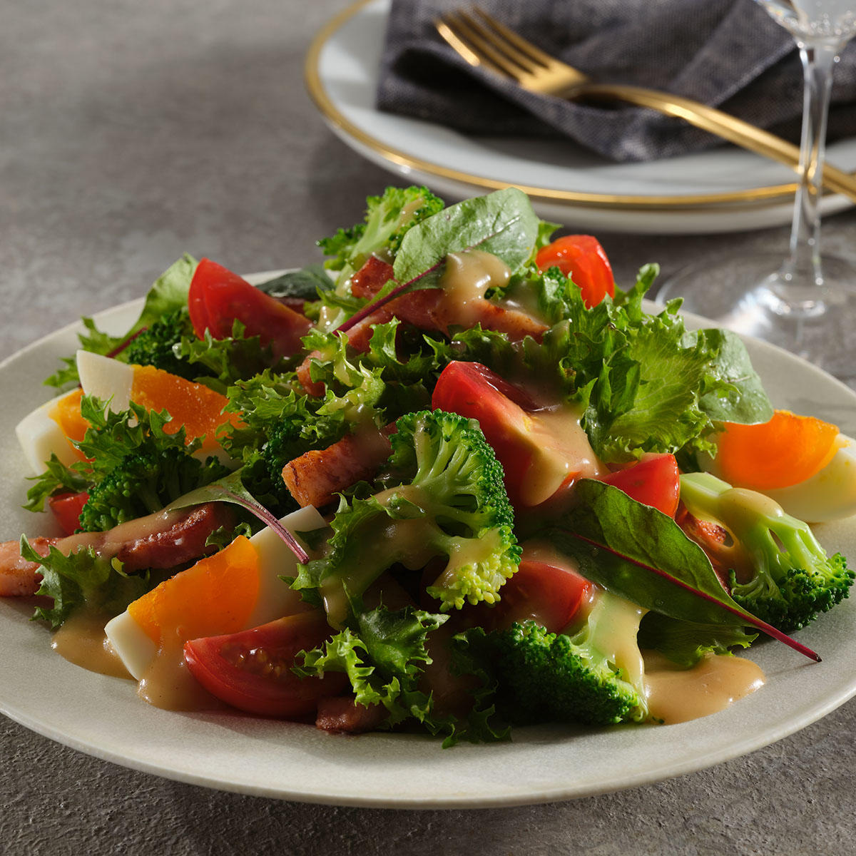 エマルジョンドレッシングをかけるだけ！ごちそうサラダ