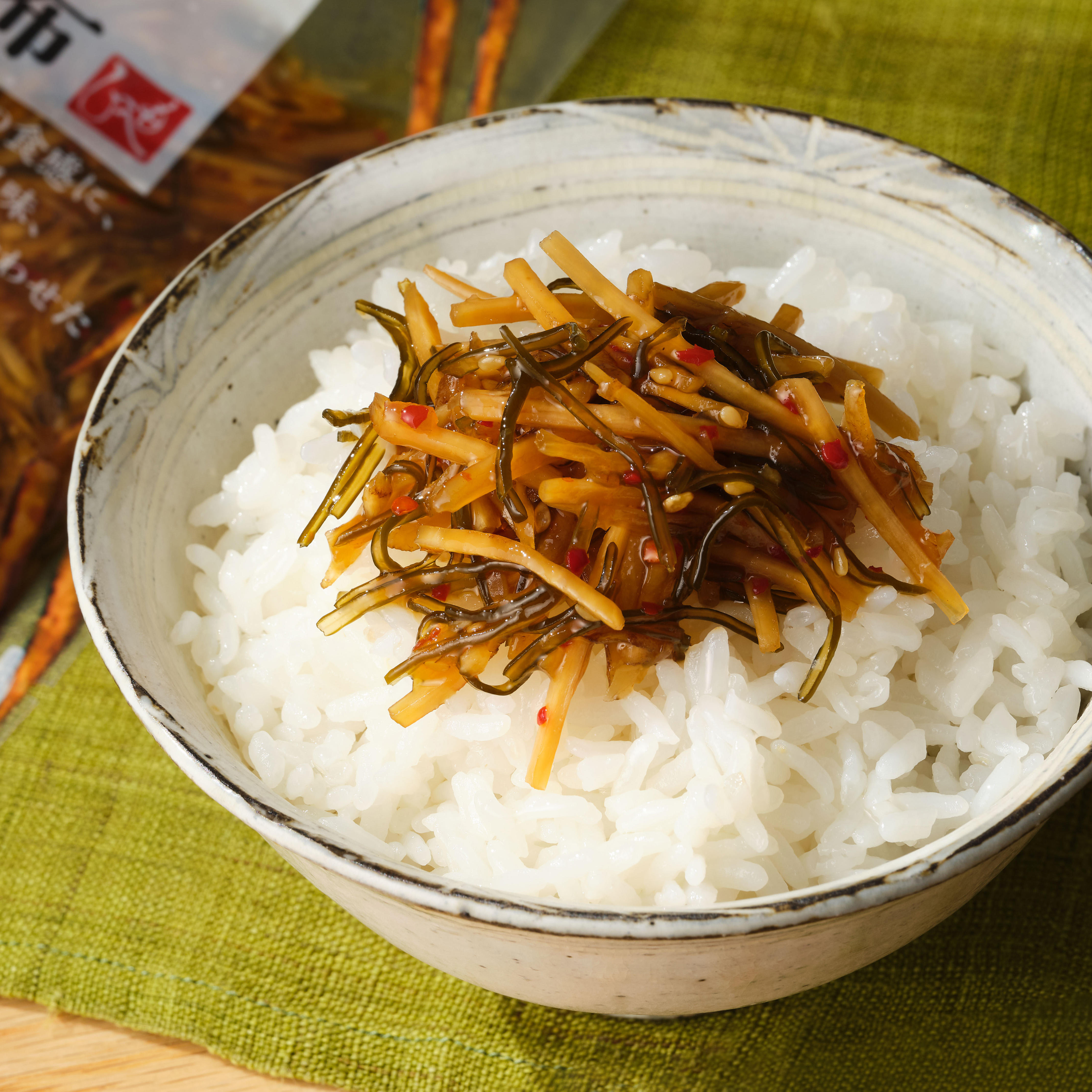 ごはんにかけるごぼうと昆布