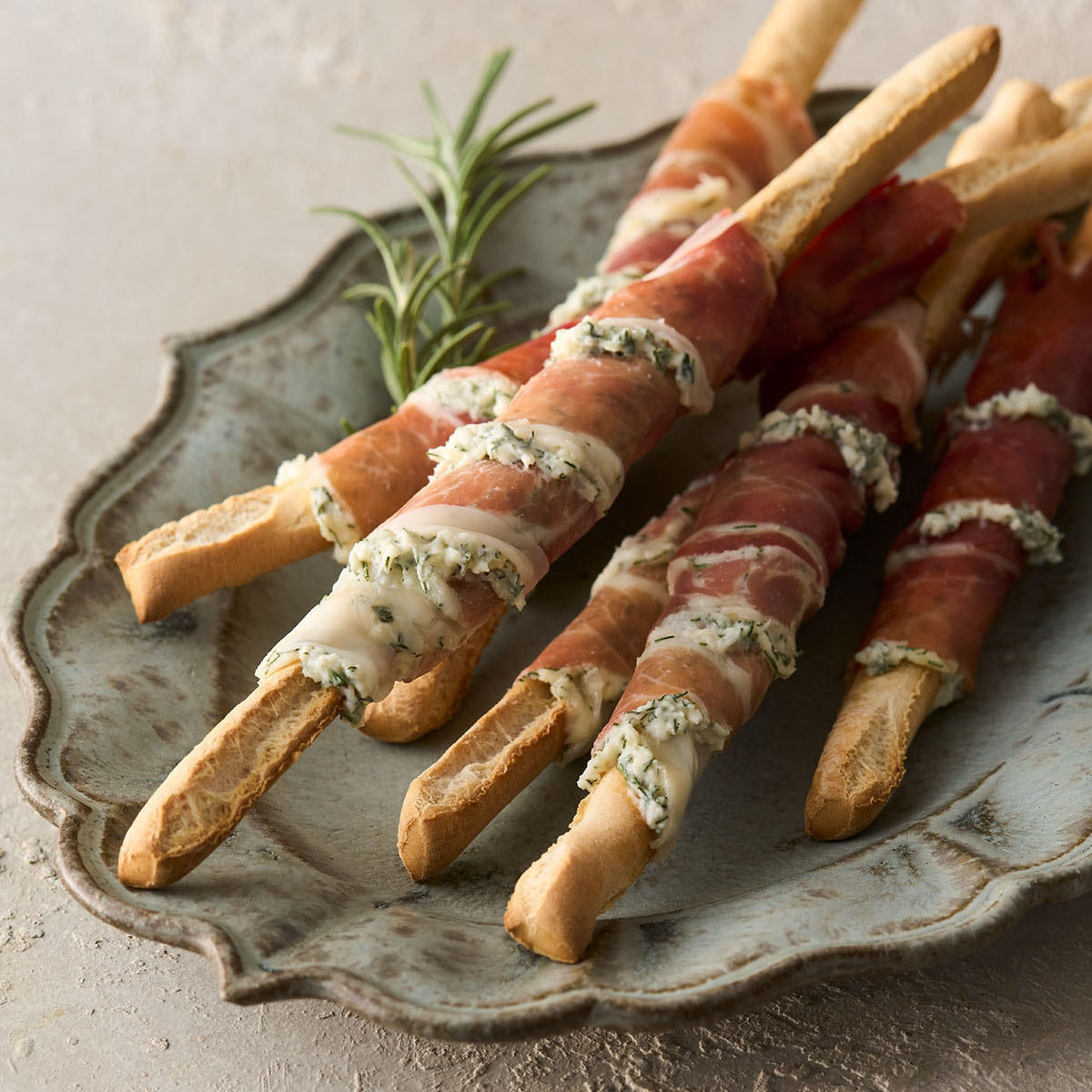 グリッシーニのハーブチーズ＆ハモンセラーノ巻き