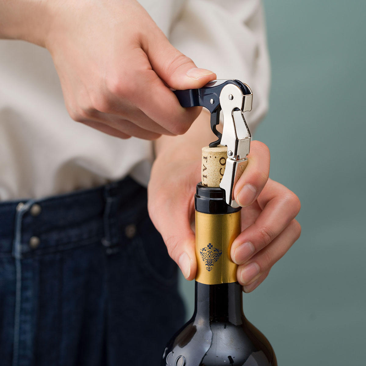 初心者でも失敗しない！ソムリエナイフを使ったワインの開け方｜ワイン｜カルディコーヒーファーム公式サイト