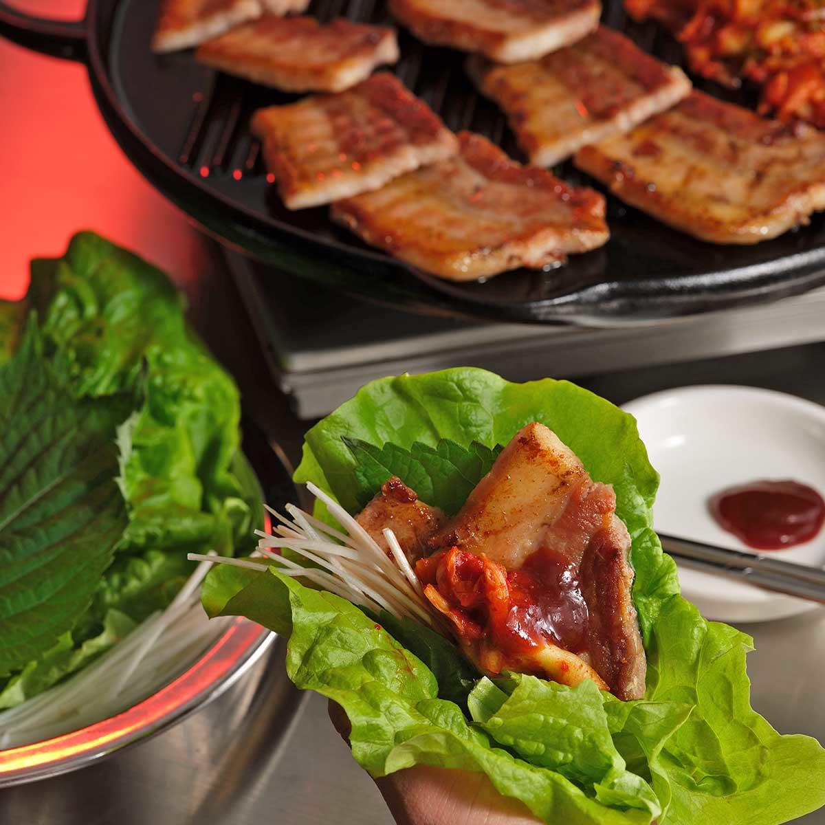 韓国食堂_サムギョプサルシーン