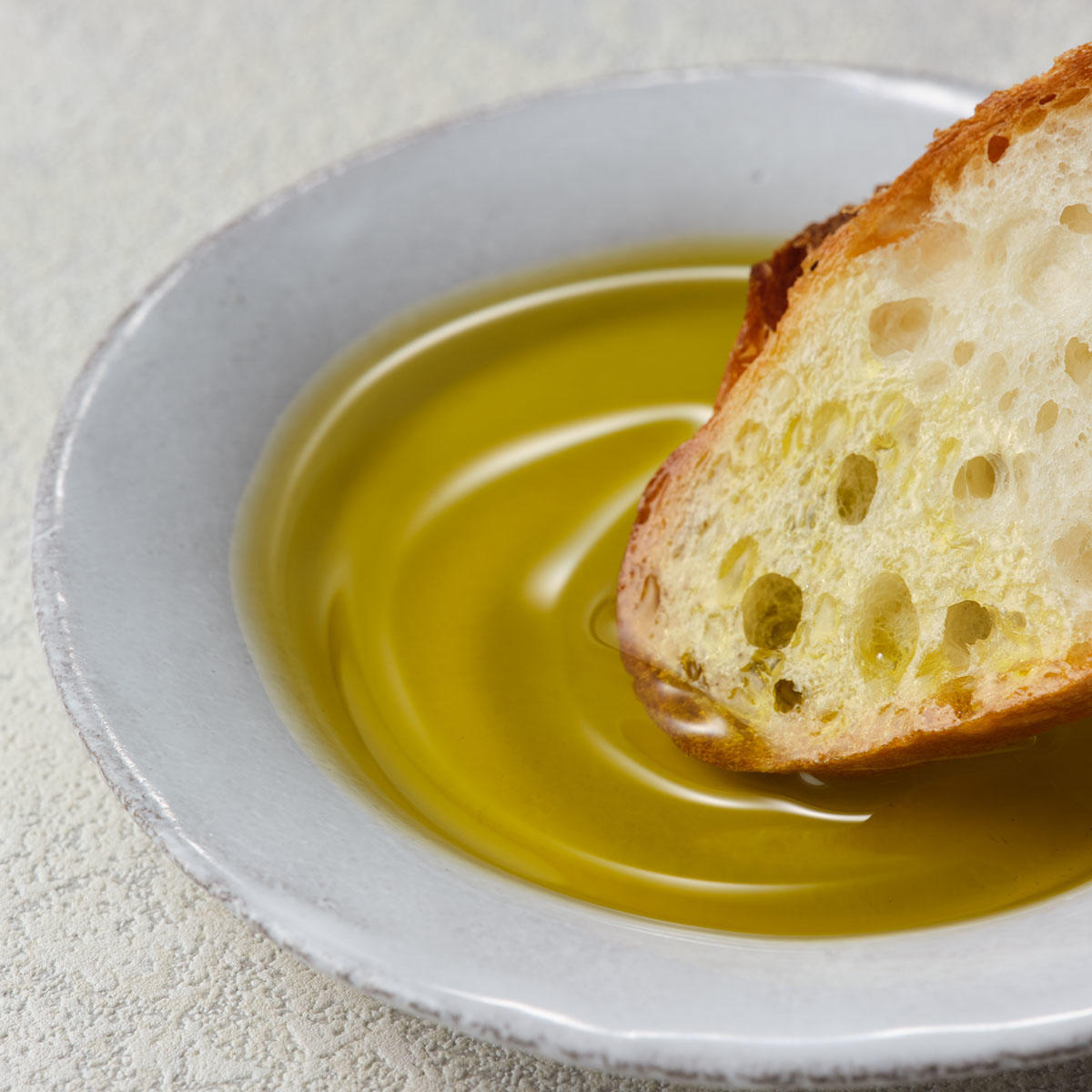 オッギュオリーブオイルをバゲットにつけたイメージ