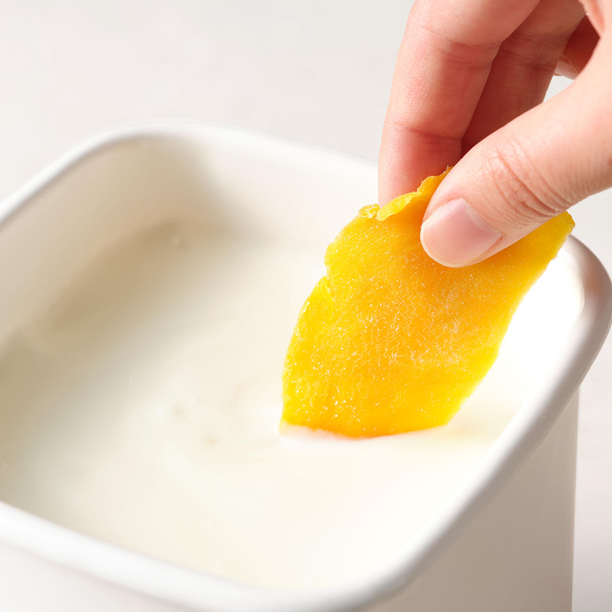 ヨーグルトにドライマンゴーをつける