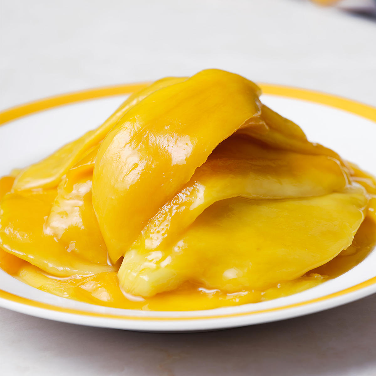 ヨーグルトにつけたドライマンゴーのイメージ