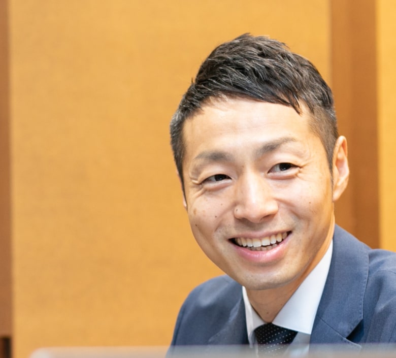 オフィスのデスクで穏やかに仕事をする男性の様子